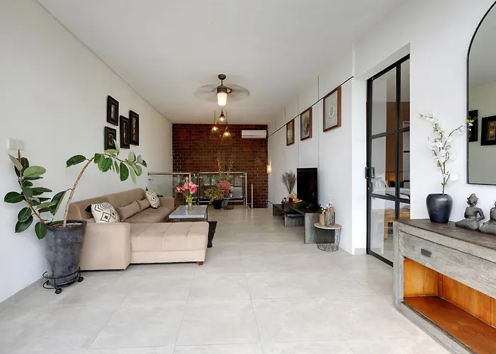 Spacious 4 Bedroom 4 Baths In Villa *